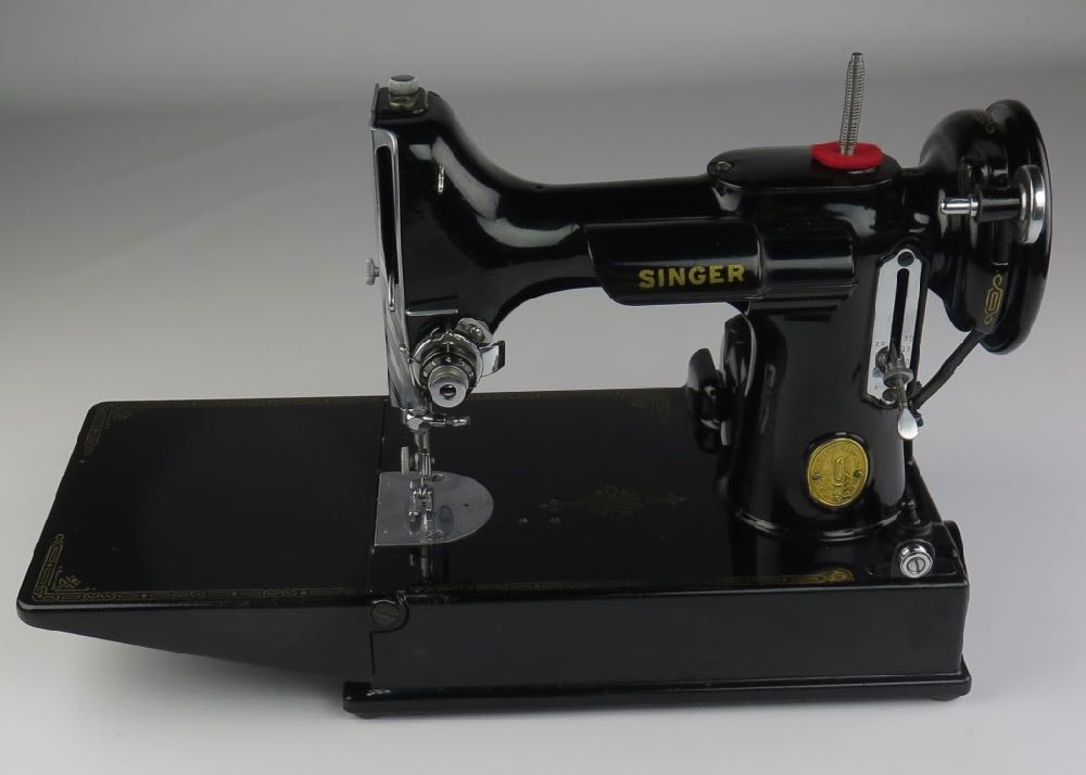 1946 Singer 221 Featherweight. SerialL # AG699049. USA Voltage.