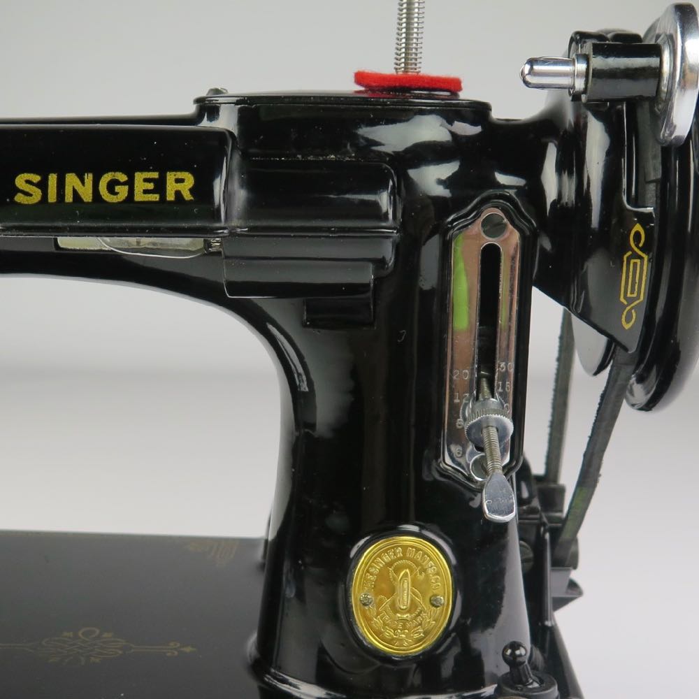 1946 Singer 221 Featherweight. SerialL # AG699049. USA Voltage.
