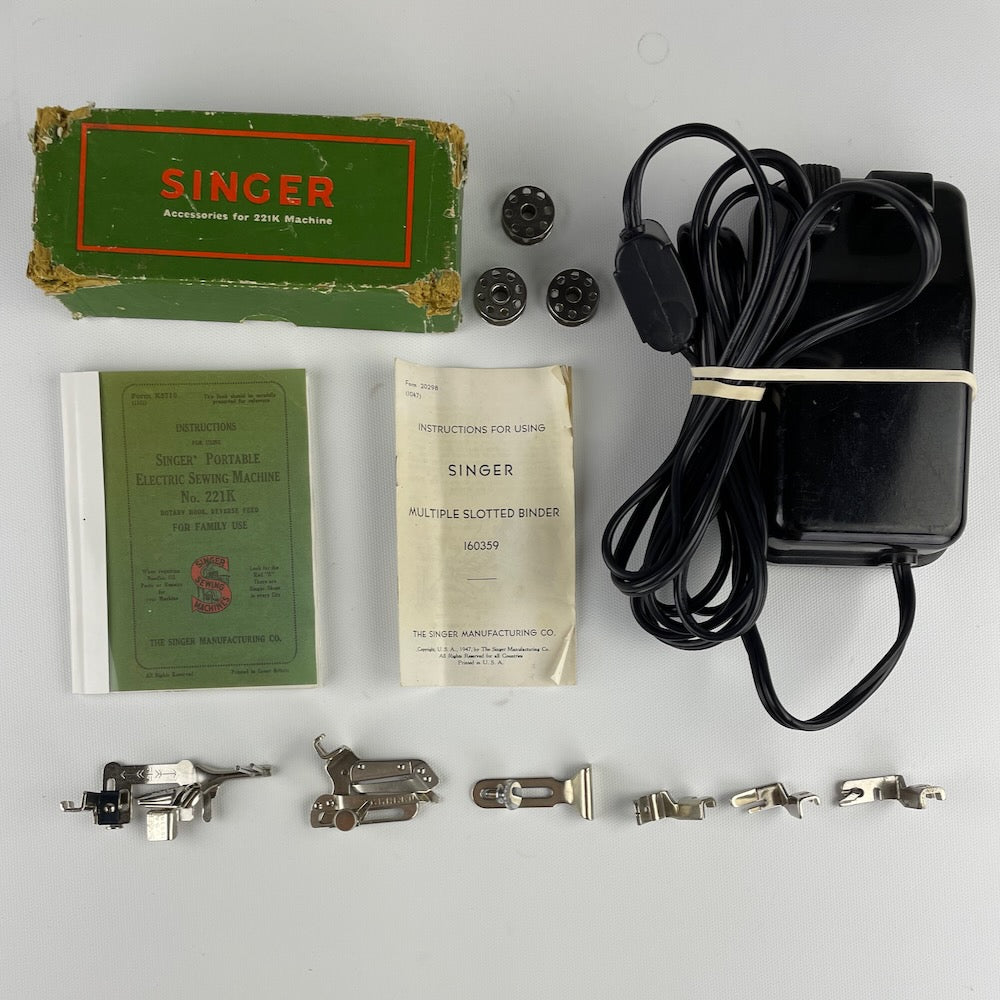 1952 SINGER 221 FEATHERWEIGHT. SERIAL # EH133615.