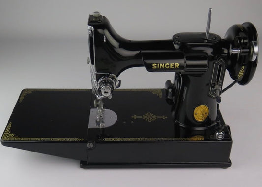 1941 Singer 221 Featherweight. Very Nice. AF749563.